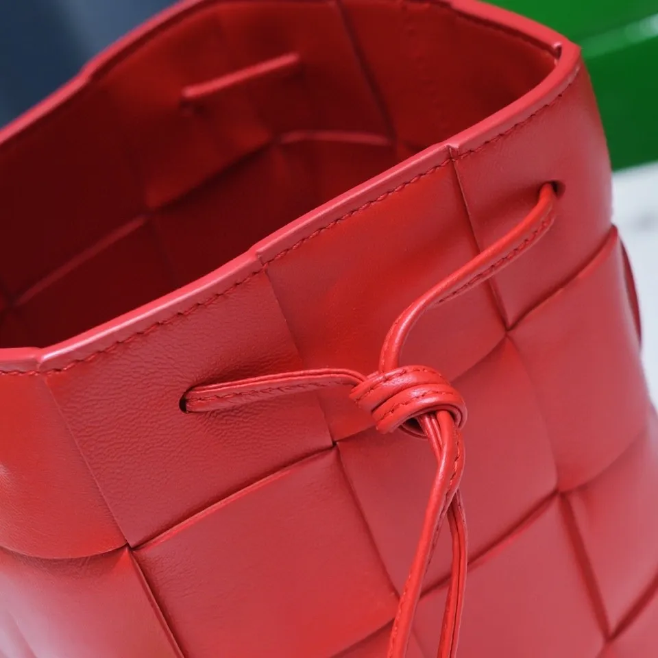 Large red 🔻Bottega veneta* new woven small bucket bag latest series # The square bag shape is matched with classic woven elements, drawstring design, minimalism, and has a very large capacity. Every color is beautiful, it is simple but has a cool style, both men and women can control it, and the upper body is fashionable and classy! Style number: 6612# Large size: 19x14x13cm